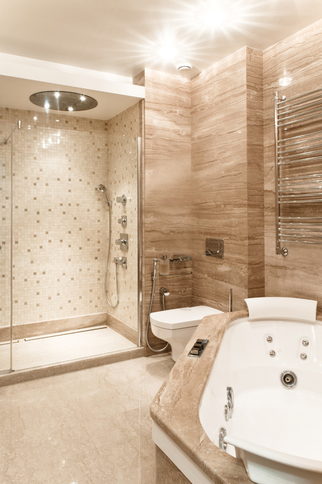 Idee per un'ampia stanza da bagno padronale con vasca idromassaggio, doccia alcova, WC sospeso, pareti beige e lavabo a bacinella