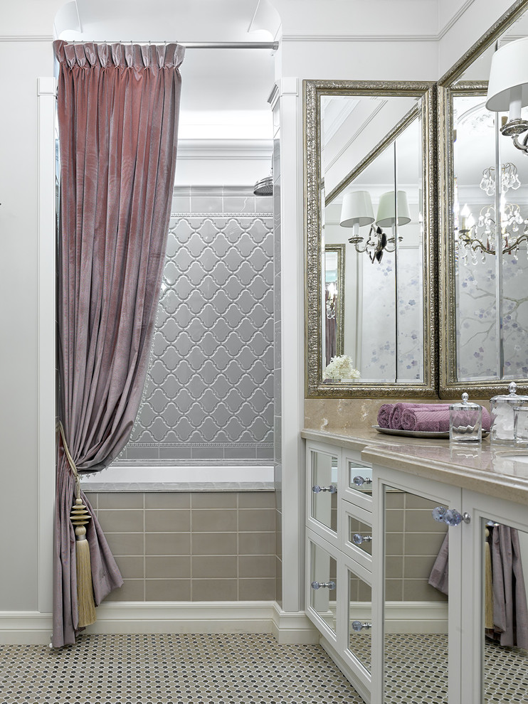 Klassisches Badezimmer mit Schrankfronten mit vertiefter Füllung, weißen Schränken, Badewanne in Nische, Duschbadewanne, grauen Fliesen, beigem Boden, Duschvorhang-Duschabtrennung, Mosaik-Bodenfliesen und grauer Wandfarbe in Moskau