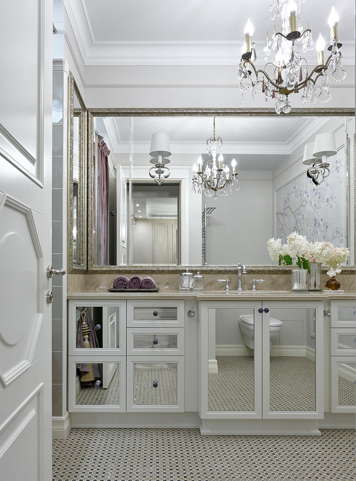 Ejemplo de cuarto de baño principal clásico renovado con armarios con paneles empotrados, puertas de armario blancas, lavabo bajoencimera y suelo beige