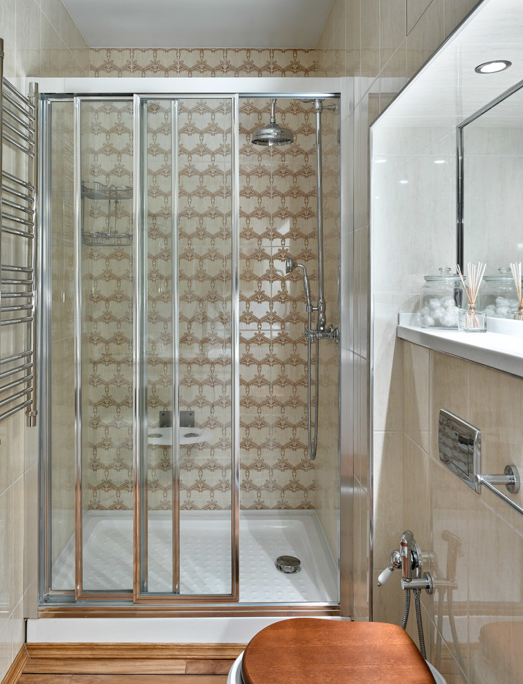 Пример оригинального дизайна: ванная комната в стиле неоклассика (современная классика) с душем в нише, раздельным унитазом, бежевой плиткой, душевой кабиной, коричневым полом и душем с раздвижными дверями