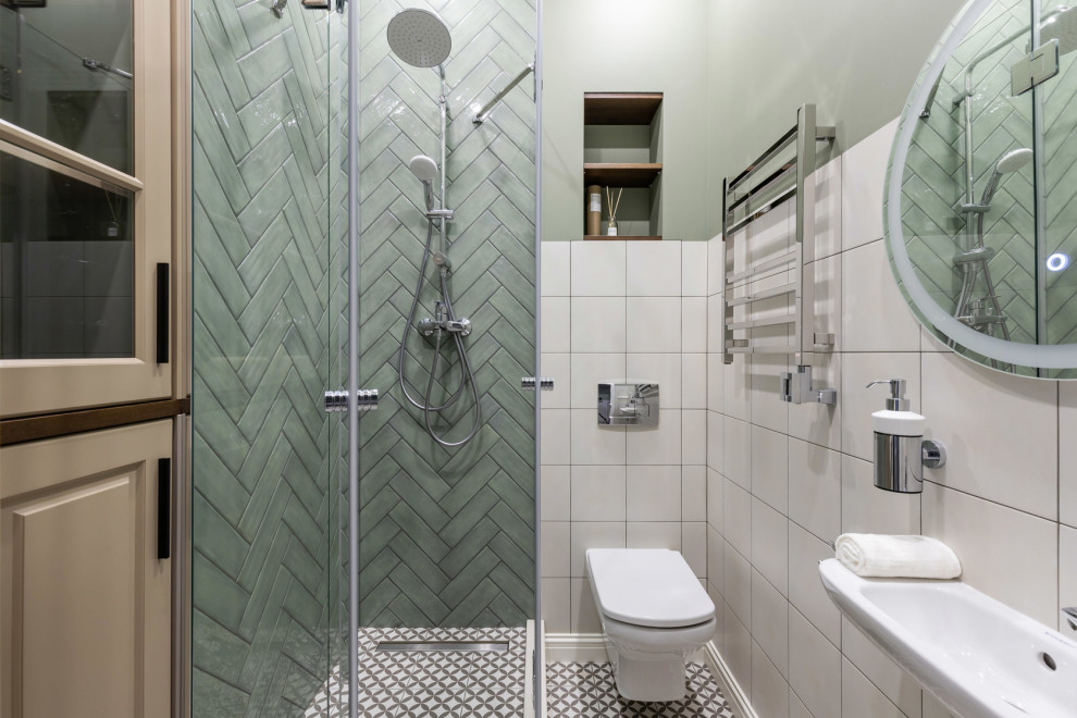 Immagine di una stanza da bagno con doccia chic con doccia ad angolo, piastrelle verdi, pareti verdi, lavabo sospeso e pavimento multicolore