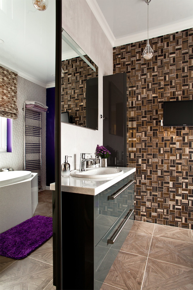 Exempel på ett mellanstort modernt badrum, med släta luckor, grå skåp, ett platsbyggt badkar, en vägghängd toalettstol, keramikplattor, lila väggar, klinkergolv i keramik, ett nedsänkt handfat, bänkskiva i akrylsten och brun kakel