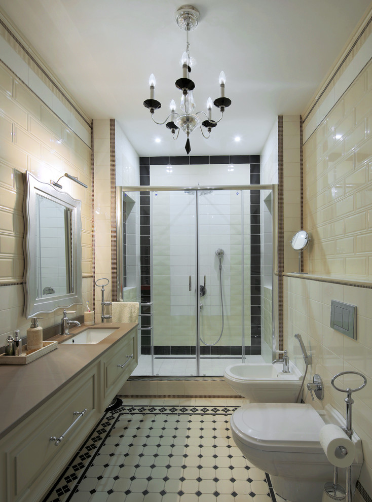 モスクワにあるトランジショナルスタイルのおしゃれなバスルーム (浴槽なし) (アルコーブ型シャワー、ビデ、アンダーカウンター洗面器) の写真