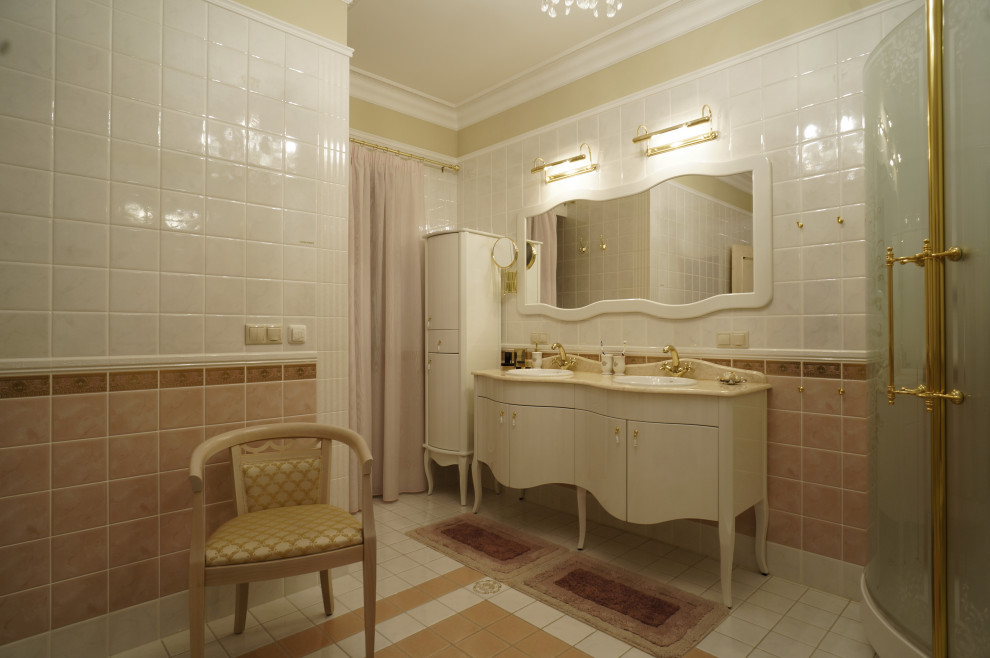 На фото: большая ванная комната в классическом стиле