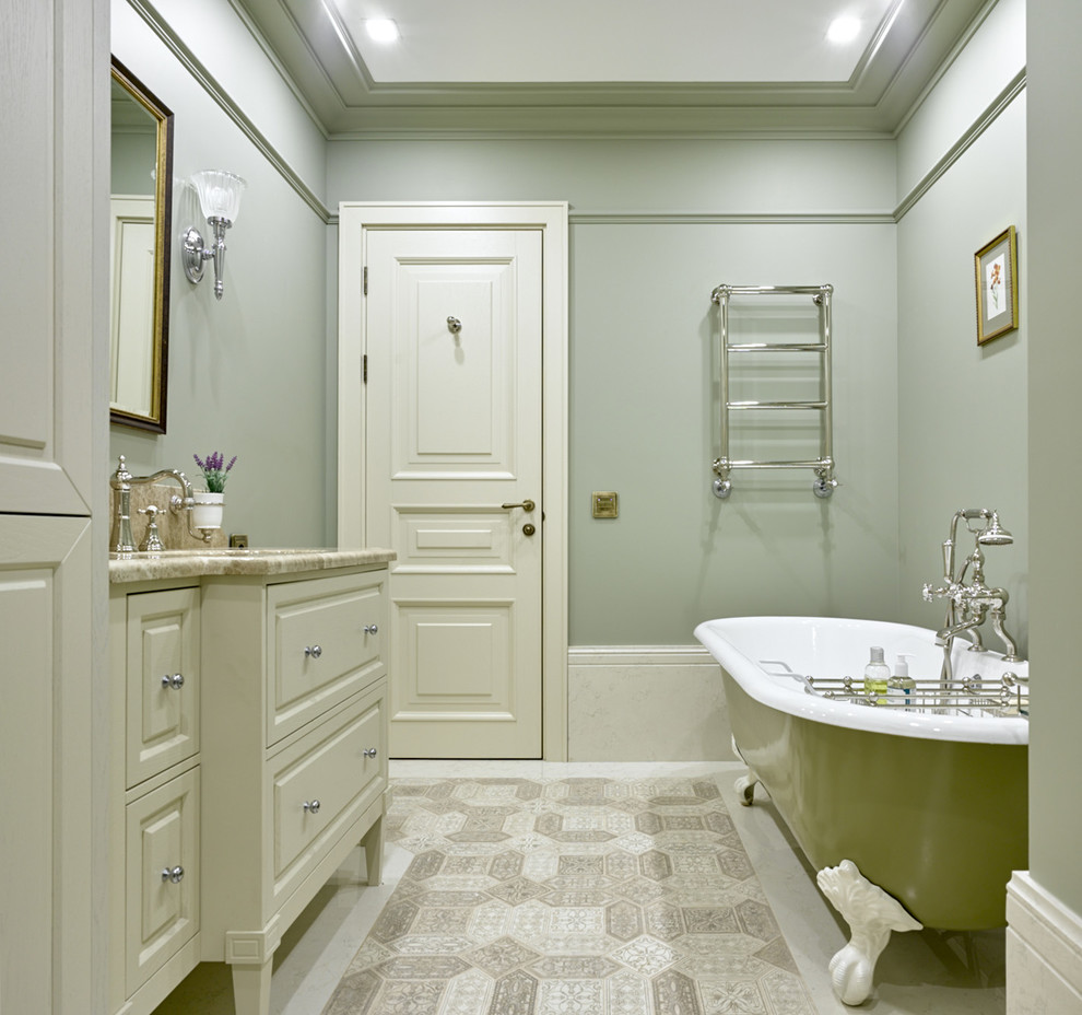 Идея дизайна: главная ванная комната в классическом стиле с белыми фасадами, ванной на ножках, зелеными стенами и врезной раковиной