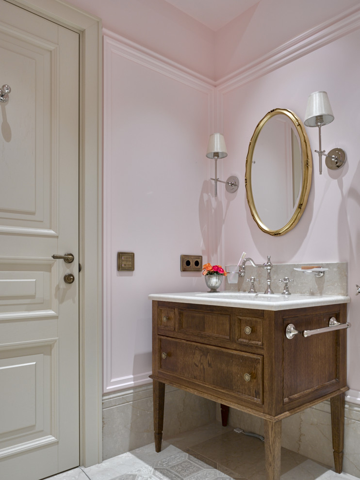 Diseño de cuarto de baño clásico con armarios con paneles empotrados, puertas de armario de madera en tonos medios y lavabo bajoencimera