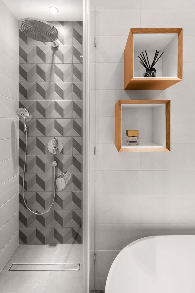 Idéer för att renovera ett funkis badrum, med en dusch i en alkov, vit kakel och grå kakel