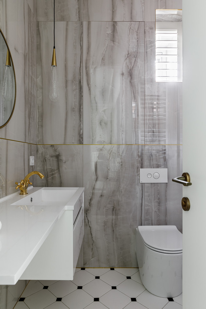 Inredning av ett minimalistiskt mellanstort vit vitt en-suite badrum, med släta luckor, vita skåp, en dusch i en alkov, en vägghängd toalettstol, grå kakel, porslinskakel, grå väggar, klinkergolv i keramik, ett väggmonterat handfat, bänkskiva i akrylsten, vitt golv och dusch med duschdraperi
