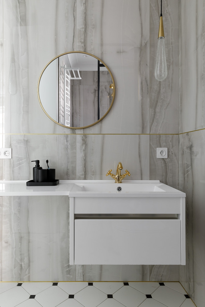 Nordisk inredning av ett mellanstort vit vitt en-suite badrum, med släta luckor, vita skåp, en dusch i en alkov, en vägghängd toalettstol, grå kakel, porslinskakel, grå väggar, klinkergolv i keramik, ett väggmonterat handfat, bänkskiva i akrylsten, vitt golv och dusch med duschdraperi