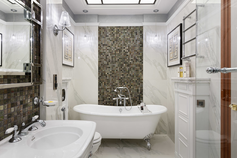 На фото: главная ванная комната в стиле неоклассика (современная классика) с ванной на ножках, белой плиткой, консольной раковиной и белым полом