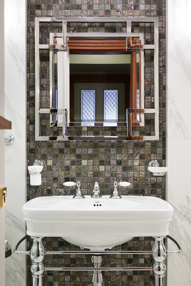 Esempio di una stanza da bagno classica con piastrelle a mosaico e lavabo a consolle