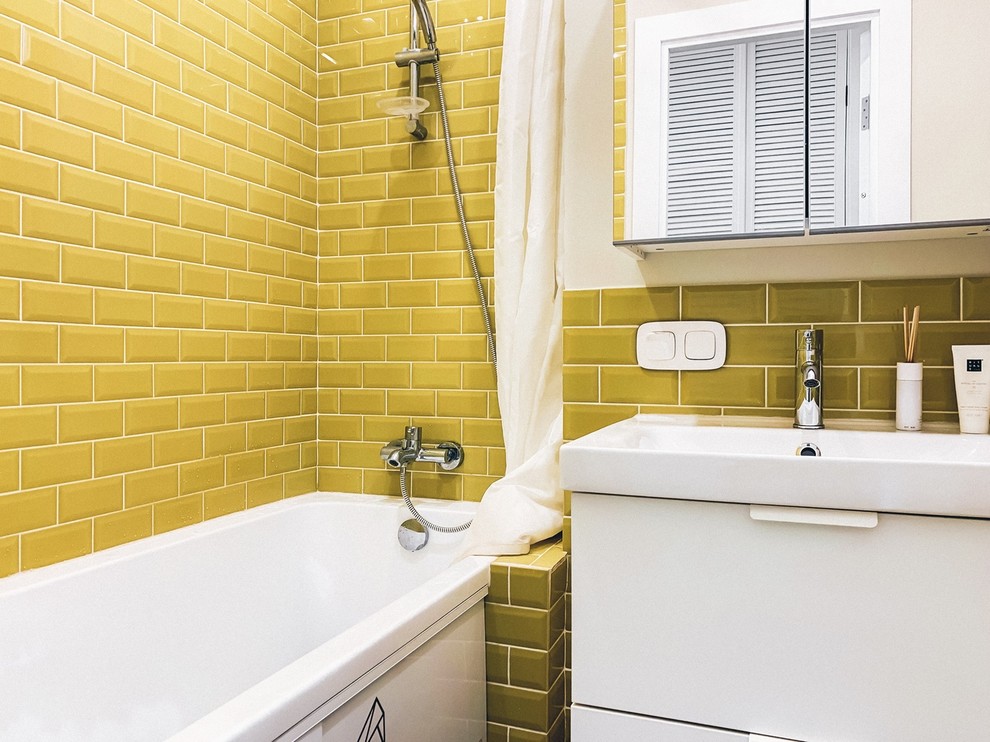 Immagine di una piccola stanza da bagno padronale nordica con ante lisce, ante bianche, vasca sottopiano, WC a due pezzi, pareti bianche e lavabo sospeso