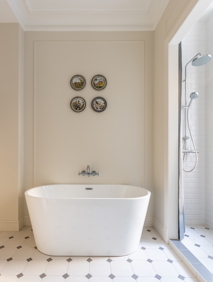 Exempel på ett stort klassiskt badrum med dusch, med ett fristående badkar, en dusch i en alkov, vit kakel, tunnelbanekakel, beige väggar, klinkergolv i keramik, vitt golv och dusch med duschdraperi