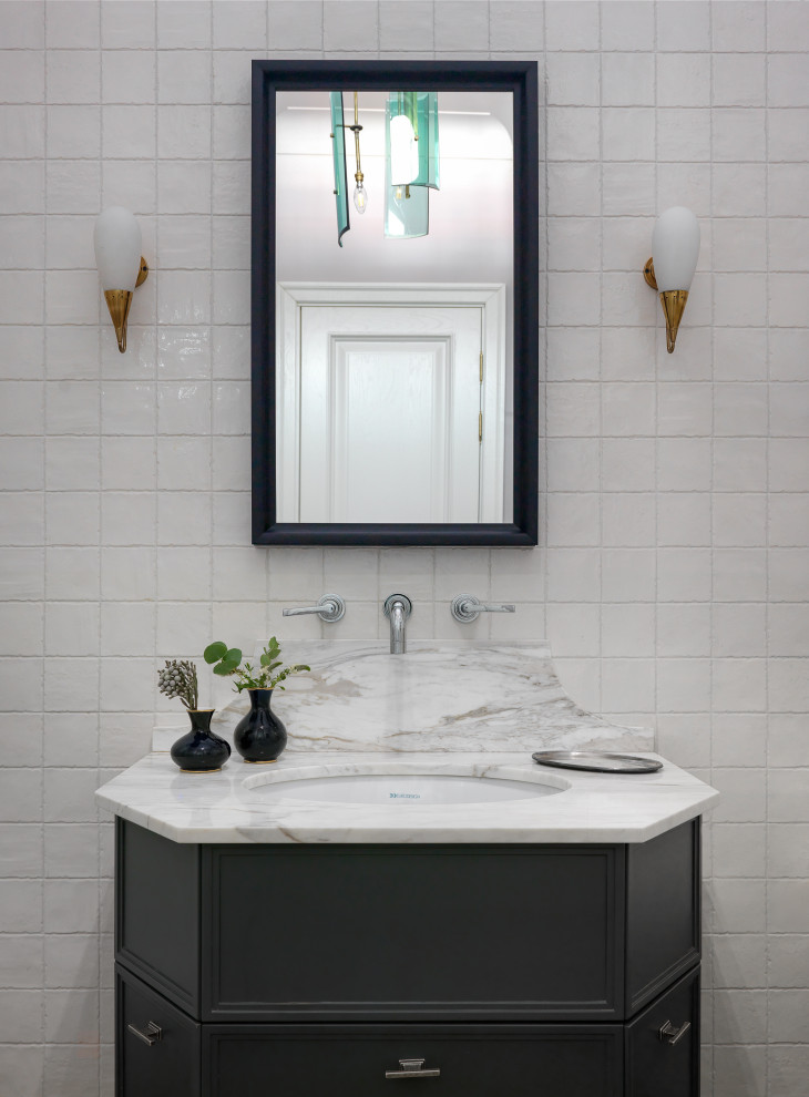Пример оригинального дизайна: ванная комната в современном стиле с фасадами с утопленной филенкой и черными фасадами
