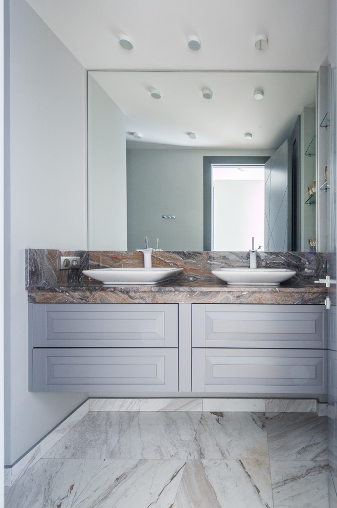 Свежая идея для дизайна: ванная комната в современном стиле с фасадами с выступающей филенкой, серыми фасадами, серыми стенами и коричневой столешницей - отличное фото интерьера