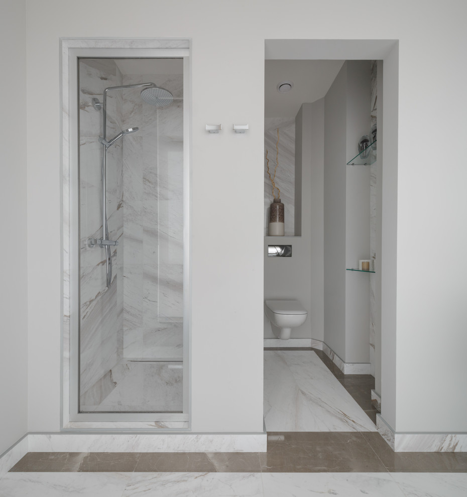 Inspiration för moderna badrum med dusch, med en dusch i en alkov, en vägghängd toalettstol, flerfärgad kakel, stenhäll, grå väggar och flerfärgat golv