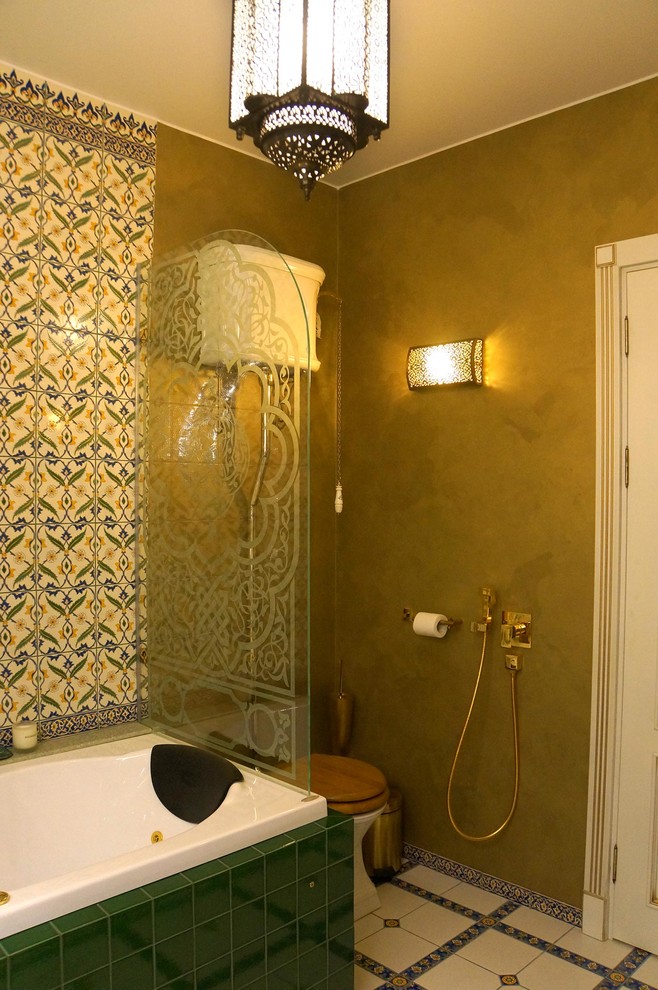 サンクトペテルブルクにあるアジアンスタイルのおしゃれな浴室の写真