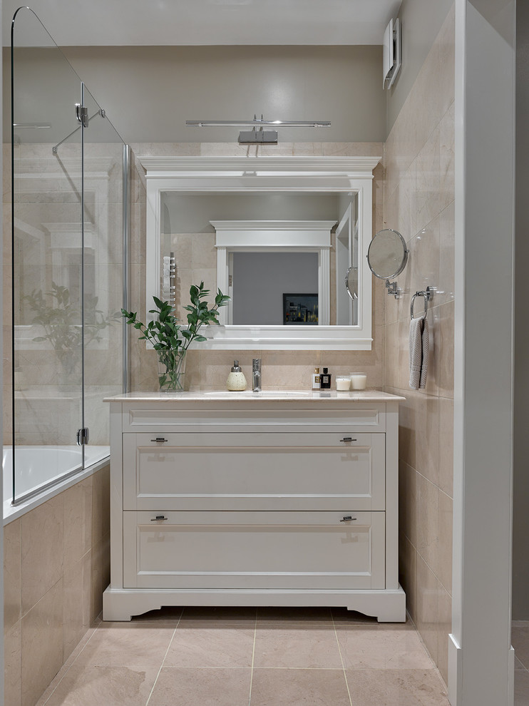 Пример оригинального дизайна: главная ванная комната в классическом стиле с фасадами в стиле шейкер, белыми фасадами, ванной в нише, душем над ванной, бежевой плиткой, врезной раковиной и открытым душем