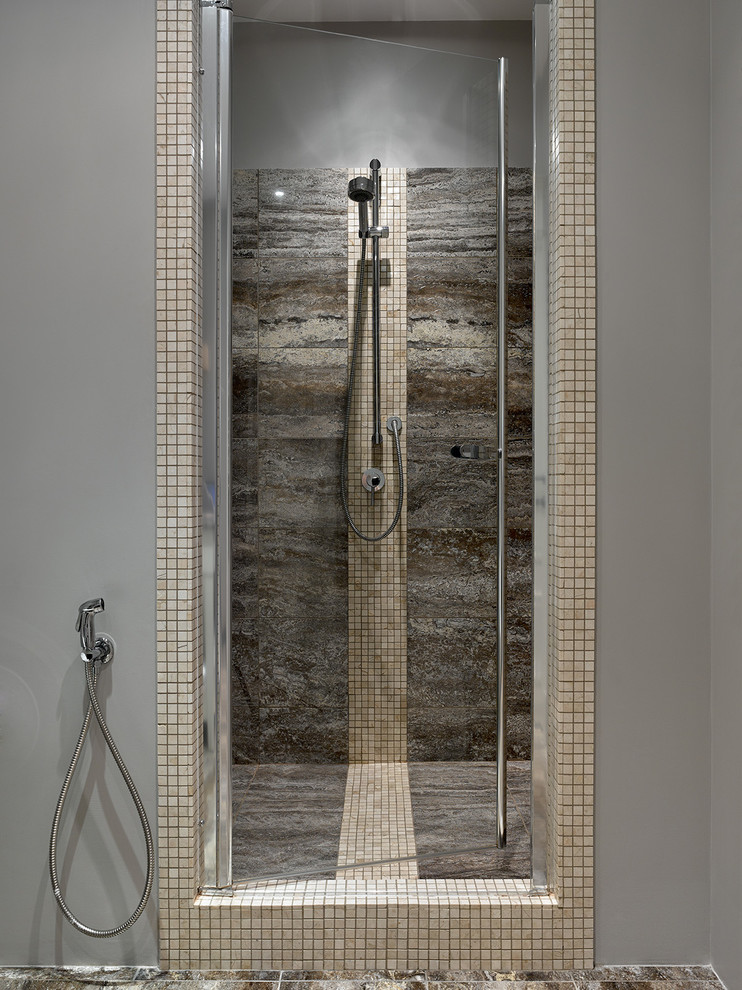 Ispirazione per una stanza da bagno design con doccia alcova, piastrelle beige, piastrelle marroni, piastrelle a mosaico, pareti grigie e porta doccia a battente