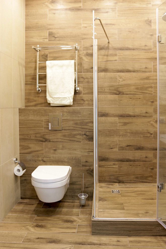 Cette image montre une petite salle d'eau design avec une douche d'angle, WC suspendus, un carrelage beige, des carreaux de céramique et un sol en carrelage de céramique.