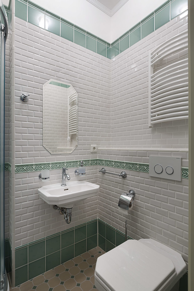 Idee per una grande stanza da bagno classica con WC sospeso, piastrelle in ceramica, pareti beige, pavimento con piastrelle in ceramica, pavimento beige, piastrelle bianche, piastrelle verdi e lavabo sospeso