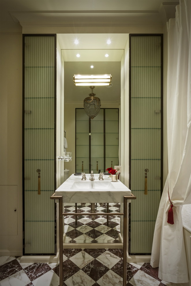 На фото: ванная комната в стиле неоклассика (современная классика) с консольной раковиной с