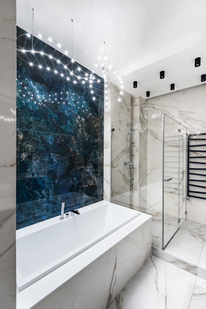 Стильный дизайн: главная ванная комната среднего размера в современном стиле с плоскими фасадами, черными фасадами, полновстраиваемой ванной, открытым душем, унитазом-моноблоком, синей плиткой, керамической плиткой, синими стенами, полом из керамической плитки, монолитной раковиной, столешницей из искусственного камня, бежевым полом, душем с распашными дверями, белой столешницей, нишей, тумбой под две раковины и подвесной тумбой - последний тренд