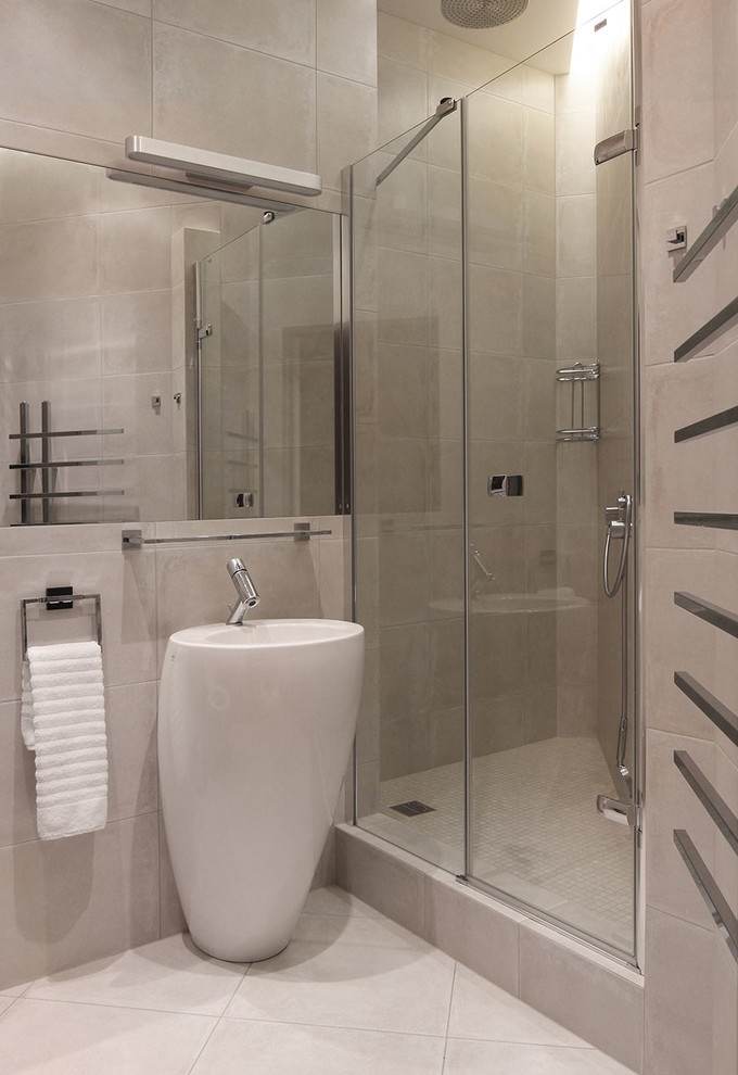 Idee per una piccola stanza da bagno contemporanea con piastrelle beige, piastrelle in gres porcellanato, pavimento in gres porcellanato, pavimento beige e lavabo a colonna