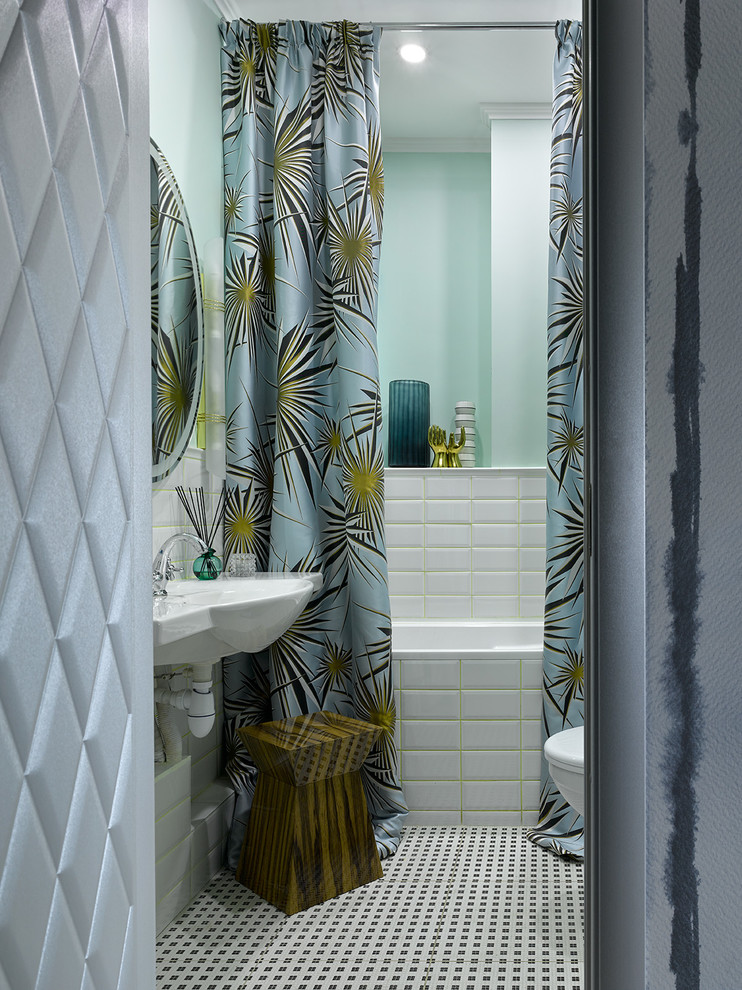 Источник вдохновения для домашнего уюта: главная ванная комната в стиле фьюжн с ванной в нише, белой плиткой, плиткой кабанчик, подвесной раковиной, шторкой для ванной и разноцветным полом