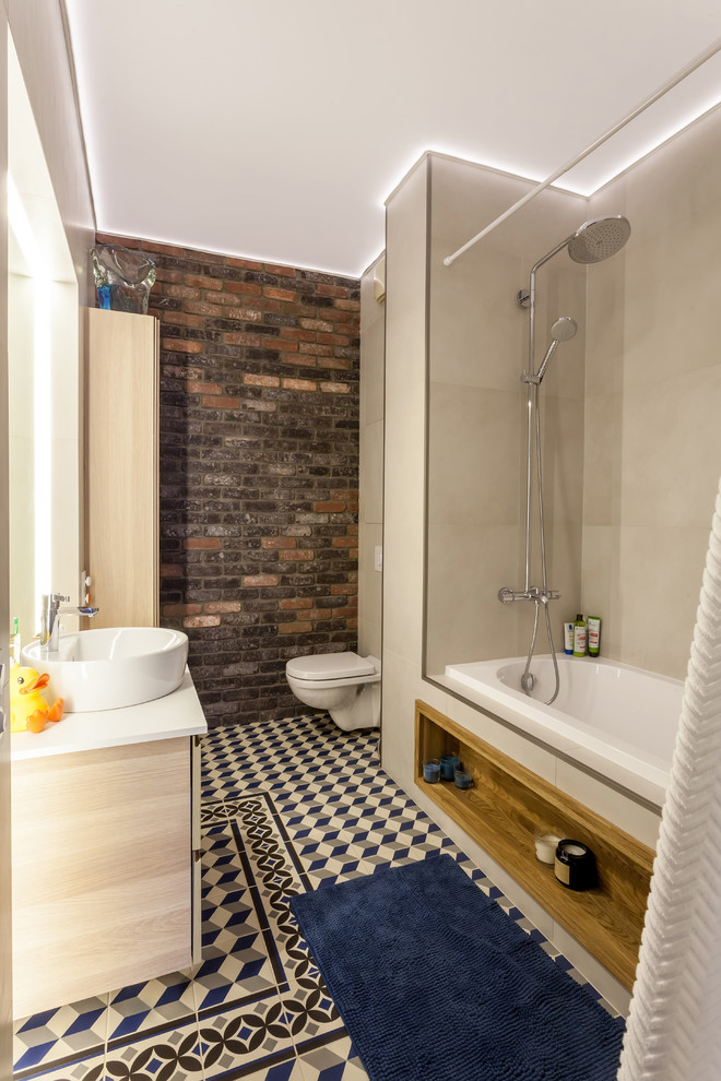 Immagine di una stanza da bagno padronale nordica con vasca da incasso, WC sospeso e lavabo a bacinella