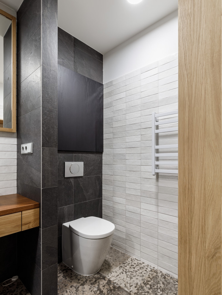 Esempio di una stanza da bagno design con WC sospeso, piastrelle bianche, pareti grigie, toilette, un lavabo e mobile bagno sospeso