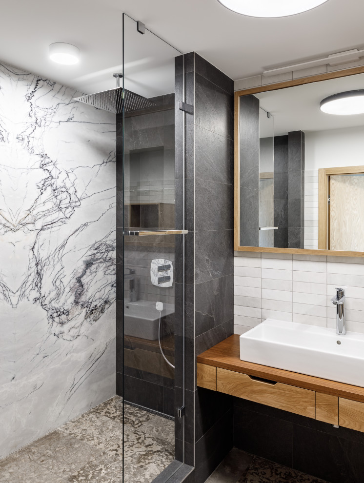 Ejemplo de cuarto de baño único y flotante contemporáneo con sanitario de pared, baldosas y/o azulejos grises, paredes grises y cuarto de baño