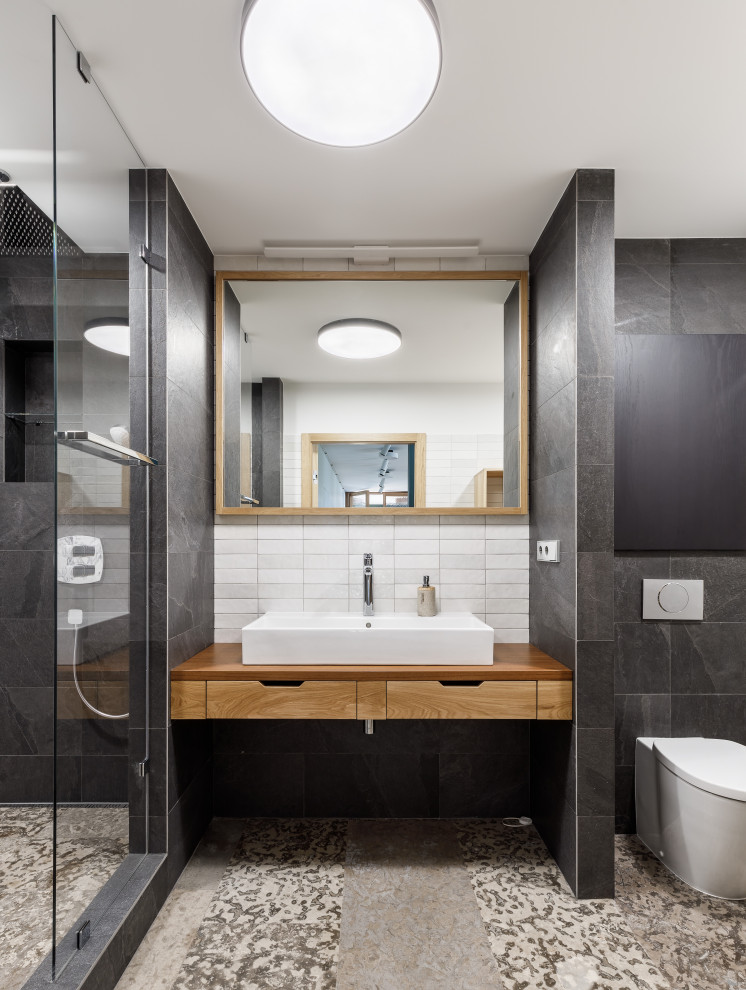 Idéer för ett modernt badrum, med en vägghängd toalettstol, grå kakel och grå väggar