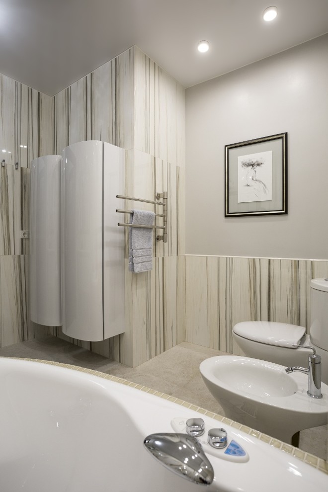 Inspiration för moderna badrum, med ett platsbyggt badkar, en bidé och grå väggar