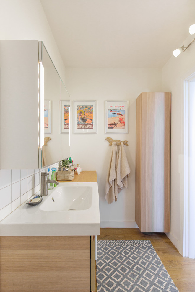 Foto de cuarto de baño principal escandinavo con armarios con paneles lisos, puertas de armario blancas, paredes blancas y lavabo integrado