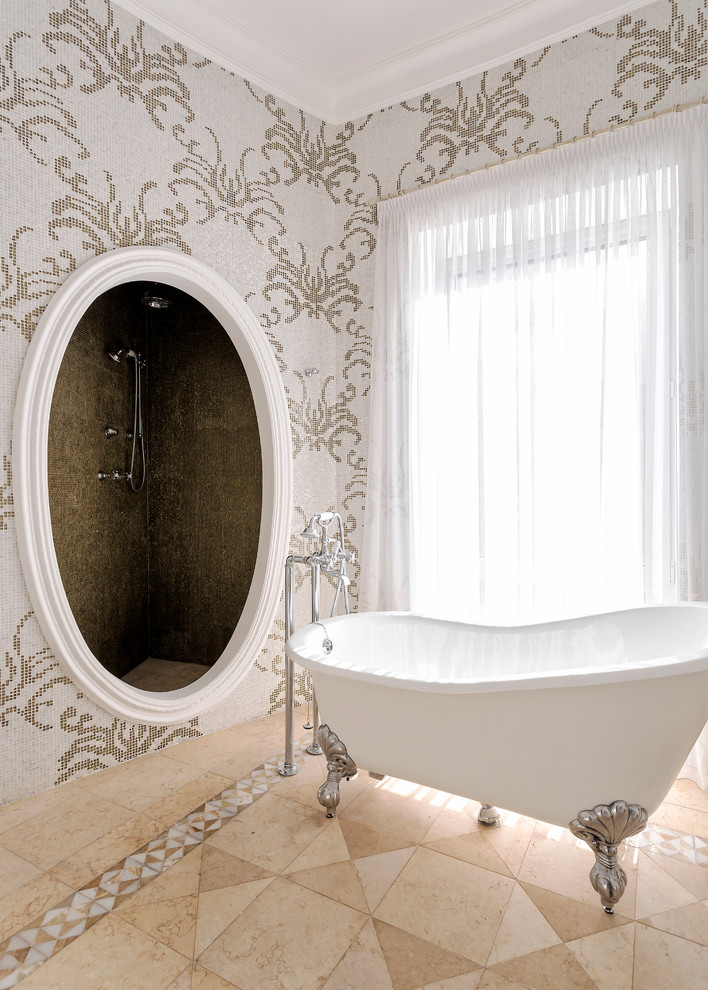 Idéer för vintage en-suite badrum, med ett badkar med tassar, en dusch i en alkov, vit kakel, vita väggar och mosaik