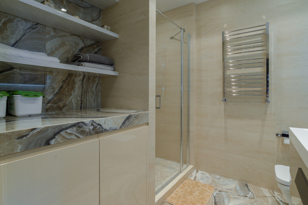 Idee per una stanza da bagno design con doccia alcova