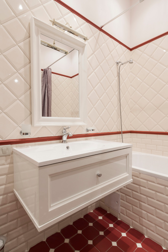 Klassisches Badezimmer mit Badewanne in Nische, beigen Fliesen, roten Fliesen, Metrofliesen, weißer Wandfarbe und integriertem Waschbecken in Moskau