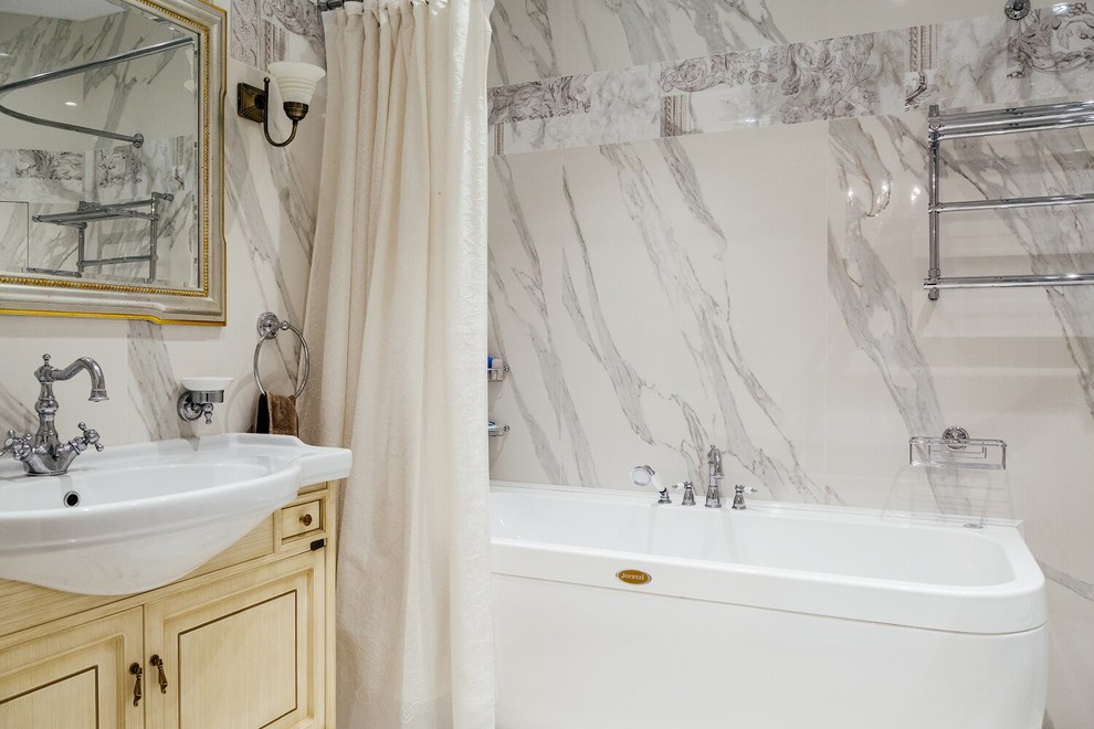 Inspiration pour une salle de bain principale traditionnelle avec un espace douche bain, un carrelage blanc, un mur blanc et un lavabo suspendu.