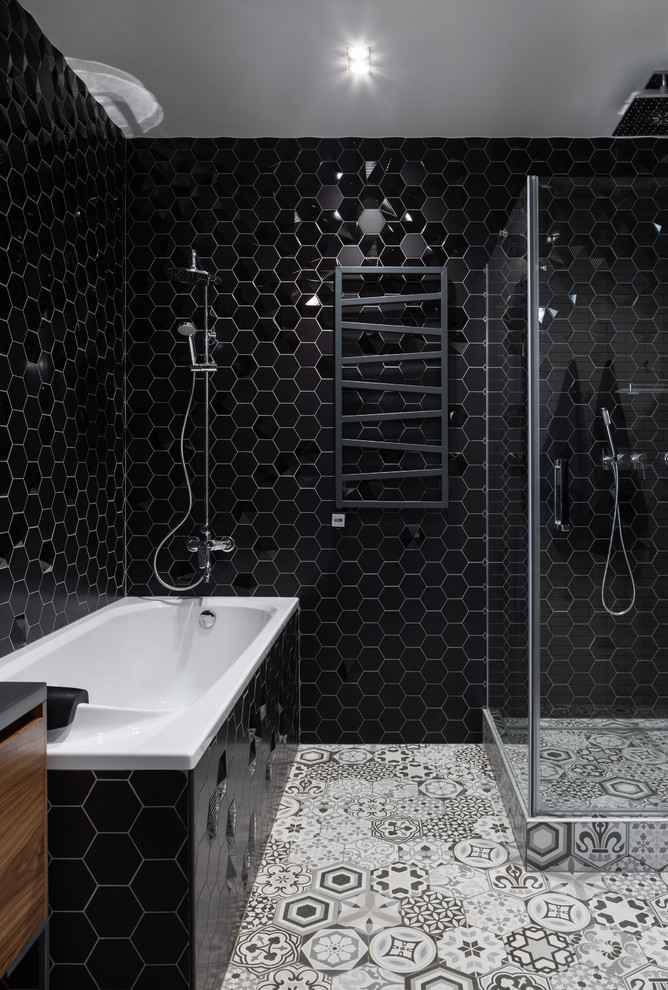 Стильный дизайн: большая главная ванная комната в современном стиле с плоскими фасадами, темными деревянными фасадами, полновстраиваемой ванной, угловым душем, инсталляцией, черной плиткой, плиткой мозаикой, серыми стенами, полом из керамической плитки, накладной раковиной, столешницей из искусственного камня, разноцветным полом, душем с раздвижными дверями и серой столешницей - последний тренд