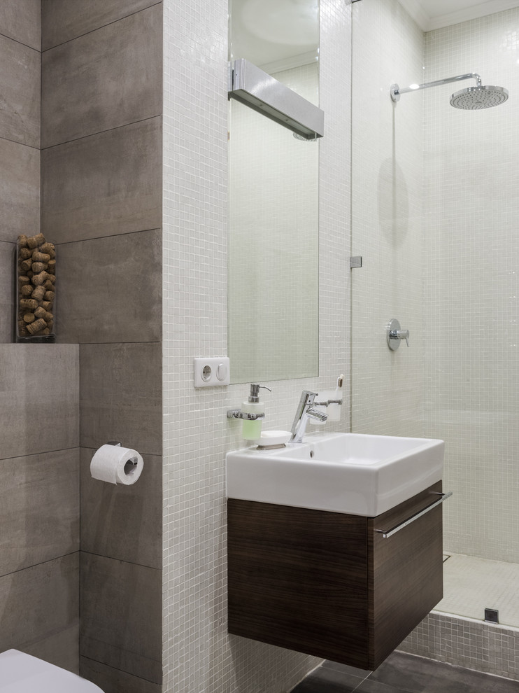Идея дизайна: ванная комната среднего размера в современном стиле с плоскими фасадами, темными деревянными фасадами, белой плиткой, серой плиткой, плиткой мозаикой, душевой кабиной и накладной раковиной