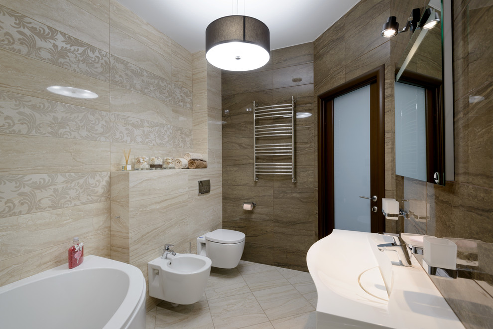 Стильный дизайн: большая главная ванная комната в современном стиле с плоскими фасадами, белыми фасадами, угловой ванной, душем в нише, инсталляцией, бежевой плиткой, керамической плиткой, бежевыми стенами, полом из керамической плитки и подвесной раковиной - последний тренд