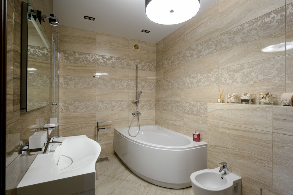 Идея дизайна: большая главная ванная комната в современном стиле с плоскими фасадами, белыми фасадами, угловой ванной, душем в нише, инсталляцией, бежевой плиткой, керамической плиткой, бежевыми стенами, полом из керамической плитки и подвесной раковиной