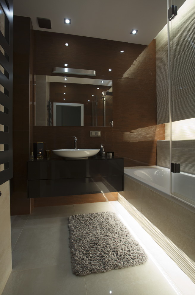 Свежая идея для дизайна: главная ванная комната в современном стиле с ванной в нише и настольной раковиной - отличное фото интерьера