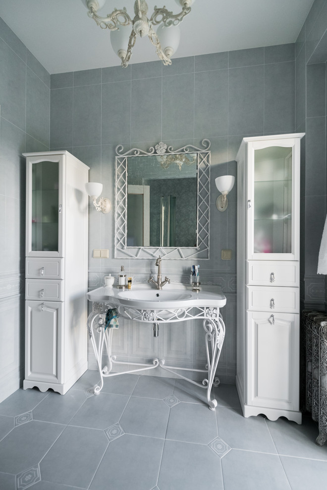 Design ideas for a classic bathroom in Moscow with a console sink and grey floors.