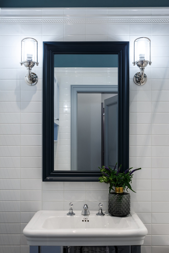 Свежая идея для дизайна: ванная комната в стиле неоклассика (современная классика) с белой плиткой и консольной раковиной - отличное фото интерьера
