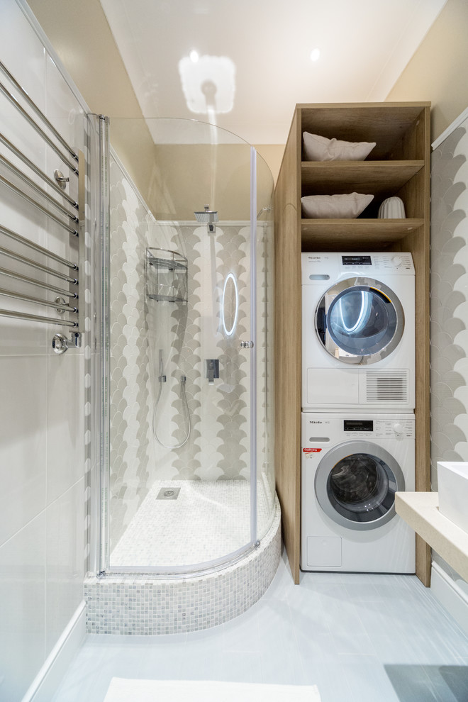 Idee per una stanza da bagno con doccia nordica con doccia ad angolo, piastrelle bianche, piastrelle grigie e lavanderia