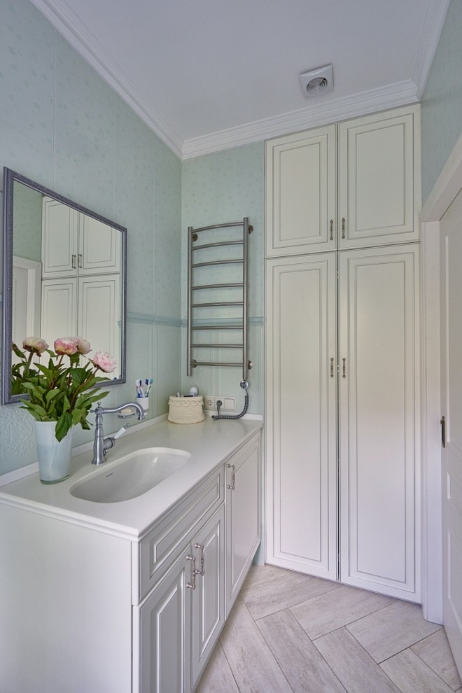 Idéer för ett litet klassiskt en-suite badrum, med luckor med upphöjd panel, vita skåp, blå kakel, keramikplattor, klinkergolv i porslin, ett undermonterad handfat och bänkskiva i akrylsten
