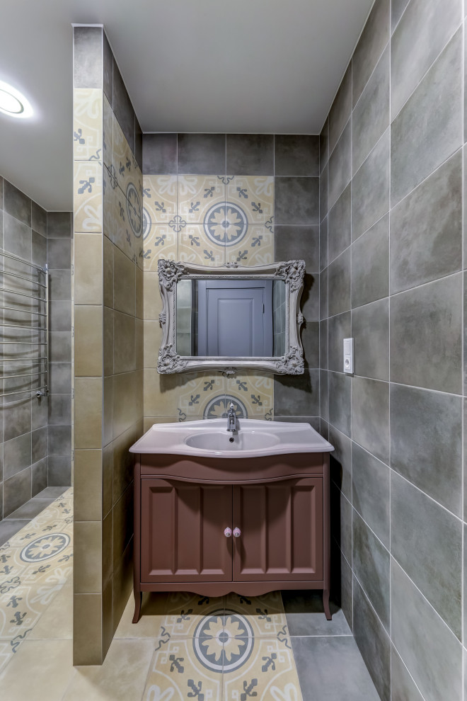 Idee per una stanza da bagno con doccia tradizionale con lavabo integrato e pavimento beige