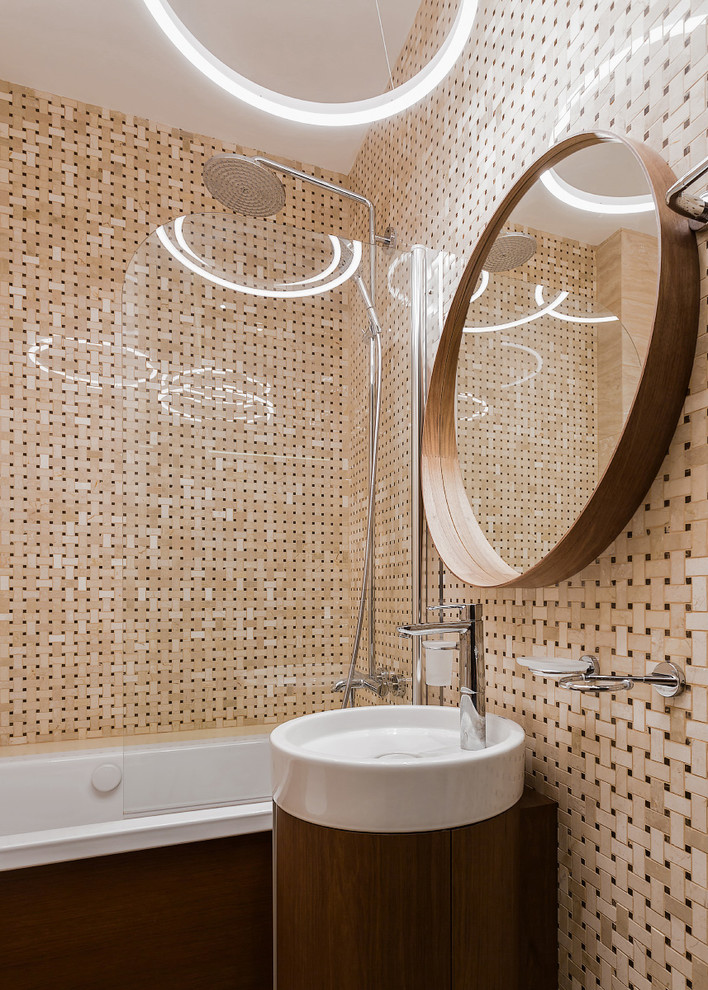 Exemple d'une salle de bain principale tendance avec un placard à porte plane, une baignoire en alcôve, un combiné douche/baignoire, un carrelage beige et un lavabo posé.